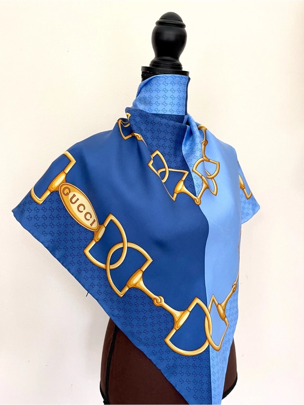 New Gucci Two-Tone Blue Silk Scarf with Gold Horsebit Motif 90cm